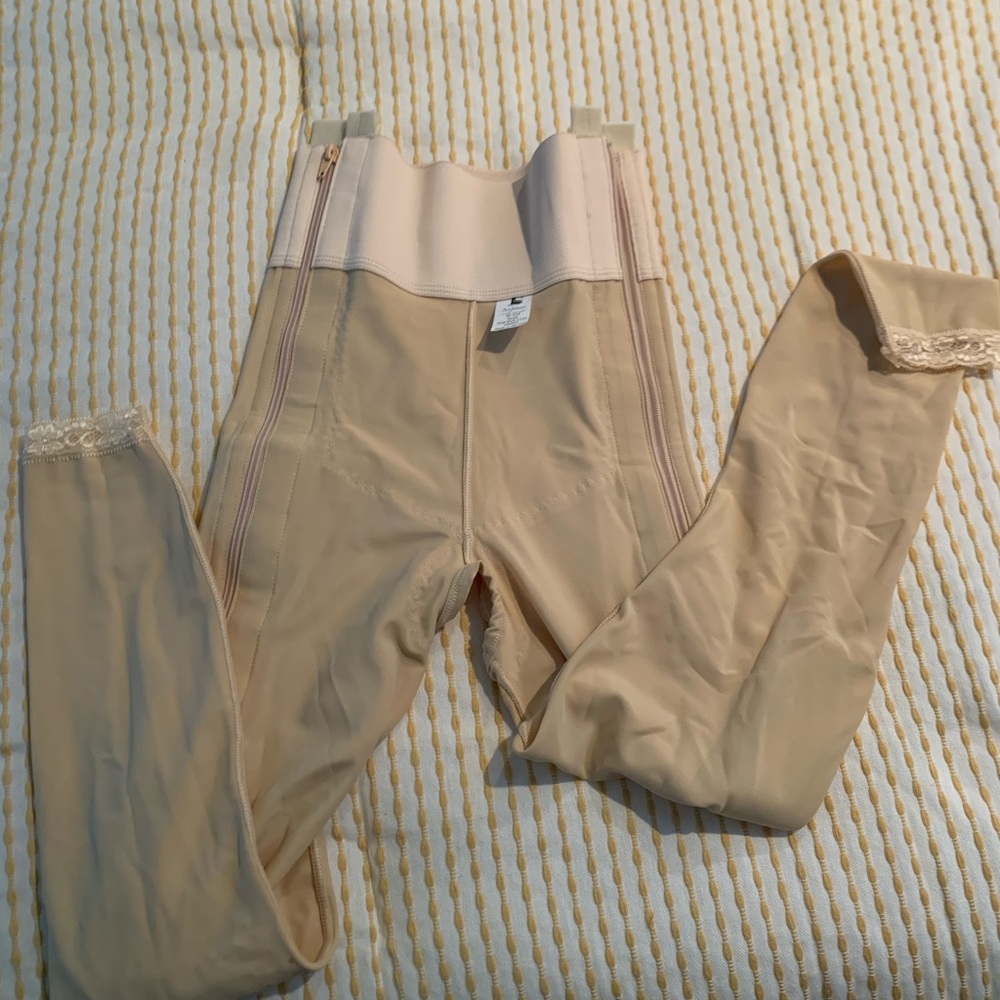 NWT. Girdle nude